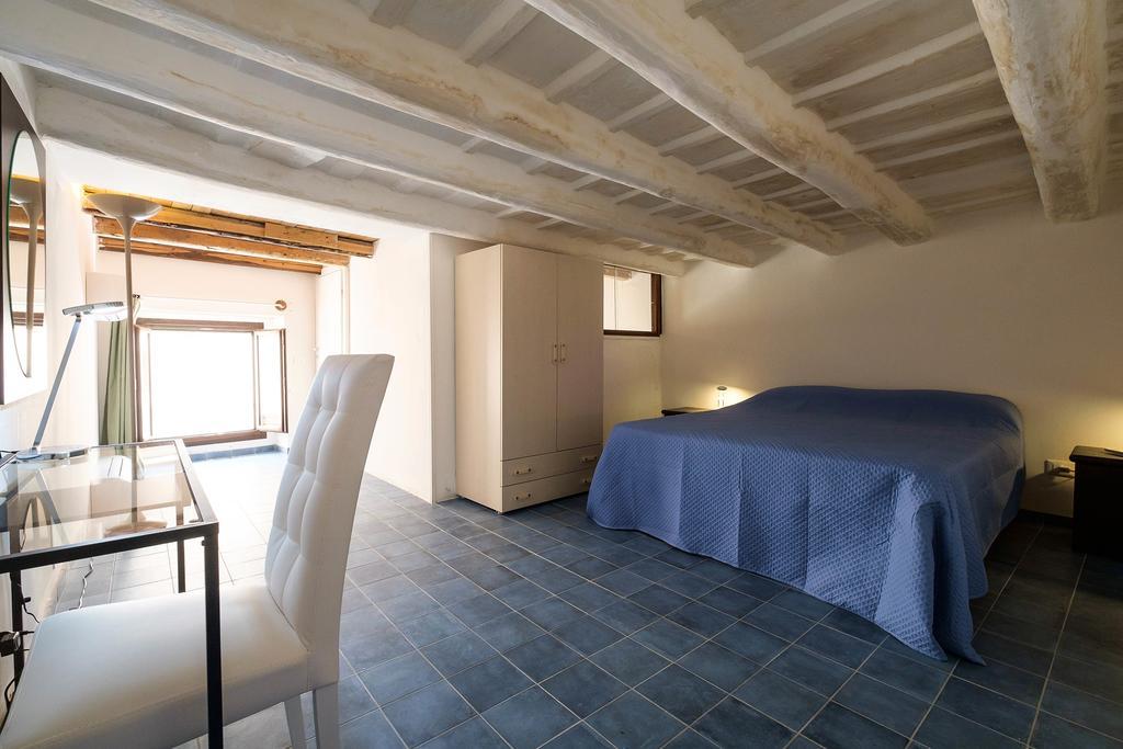Vierpersoonskamer met Eigen Externe Badkamer - Zolder