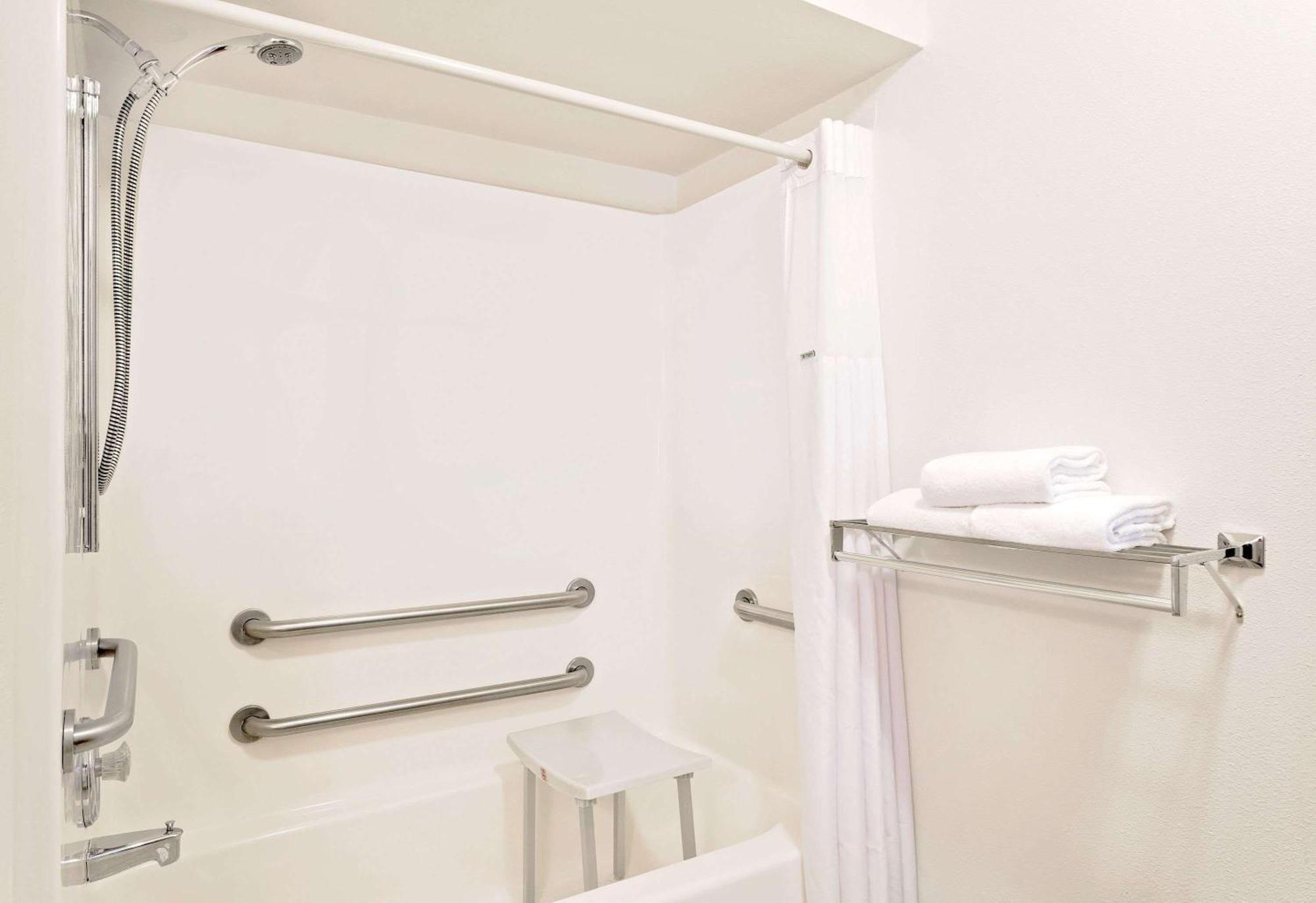 Queen Room - Mobility Access/Non-Smoking