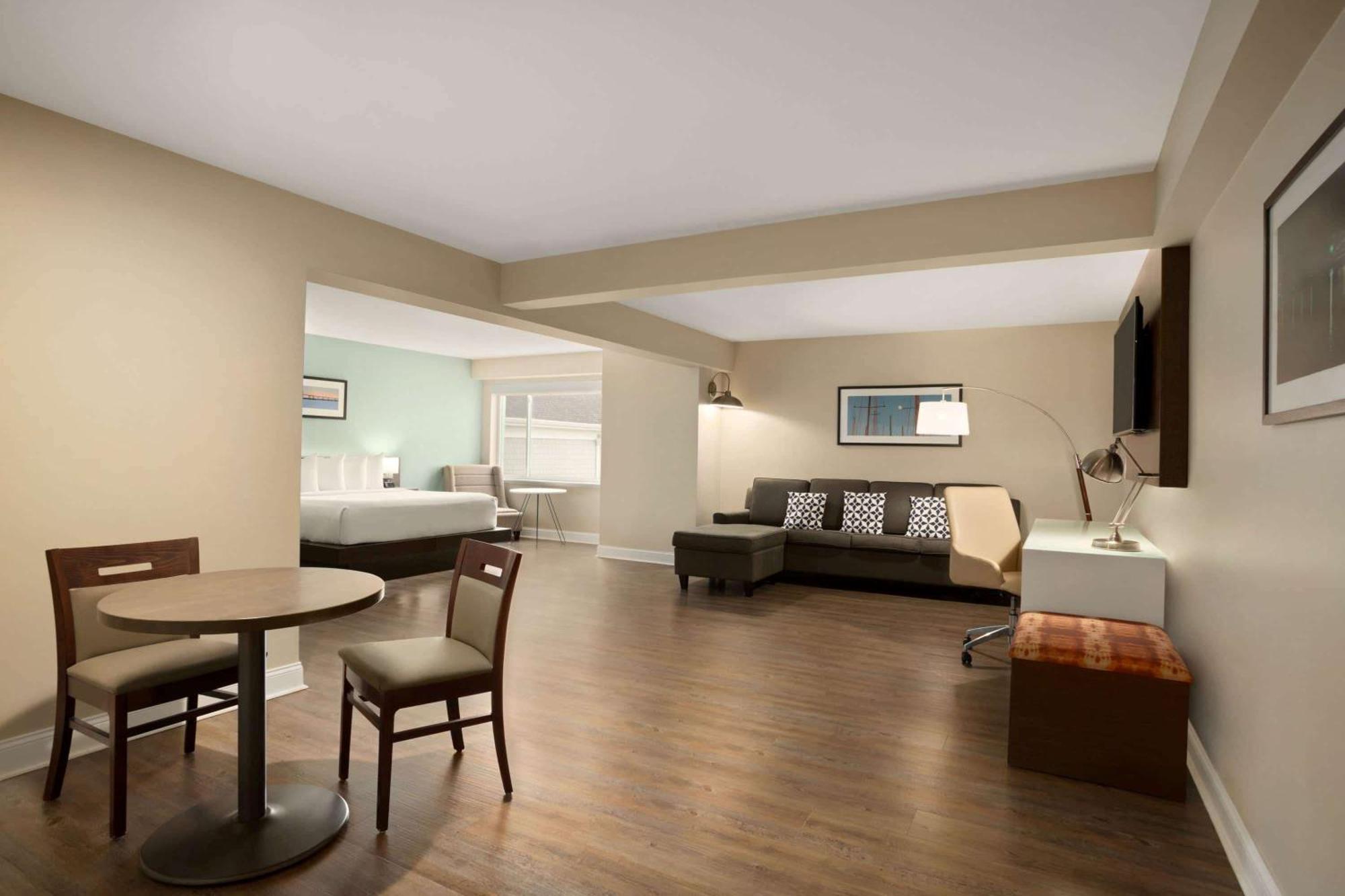 King Suite - Non-Smoking,713167483:JPEG