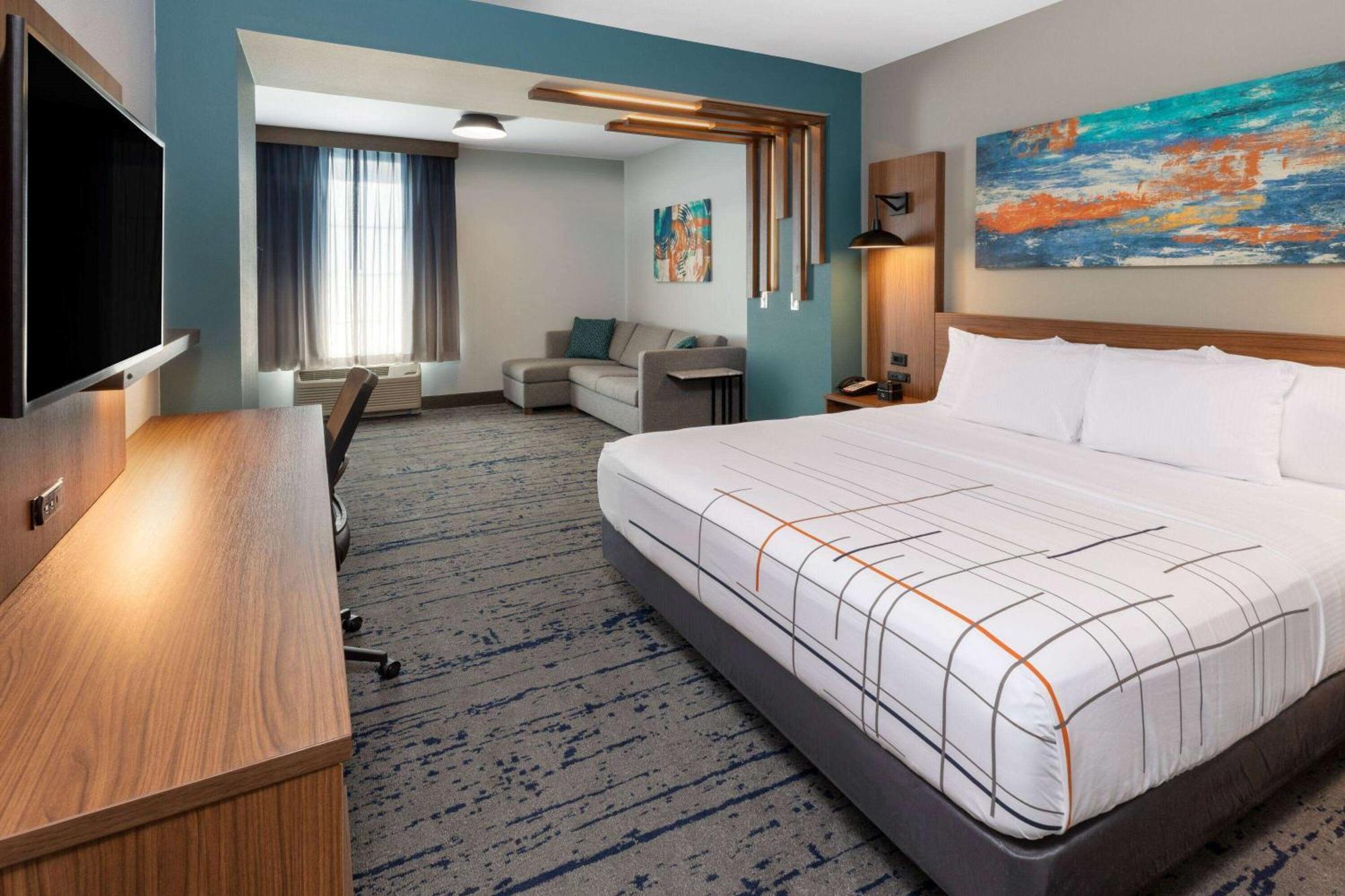 King Suite with Mobility Access and Bathtub with Grab Bars - Non-Smoking