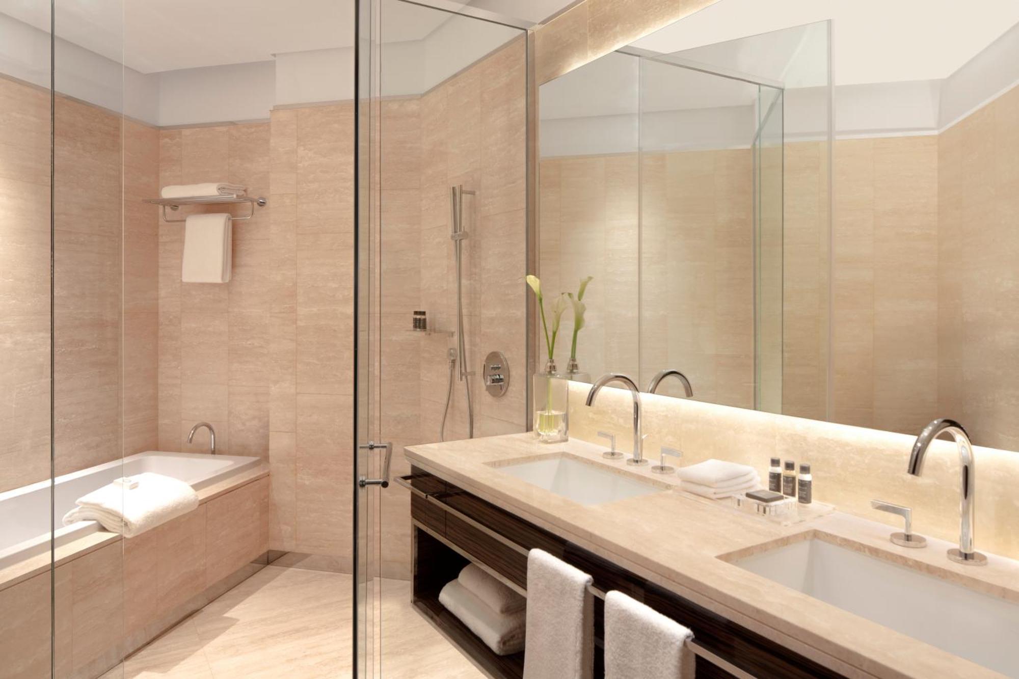 Unterkunft mit Kingsize-Bett und Balkon – barrierefreies Zimmer – mit allgemeinem Zutritt