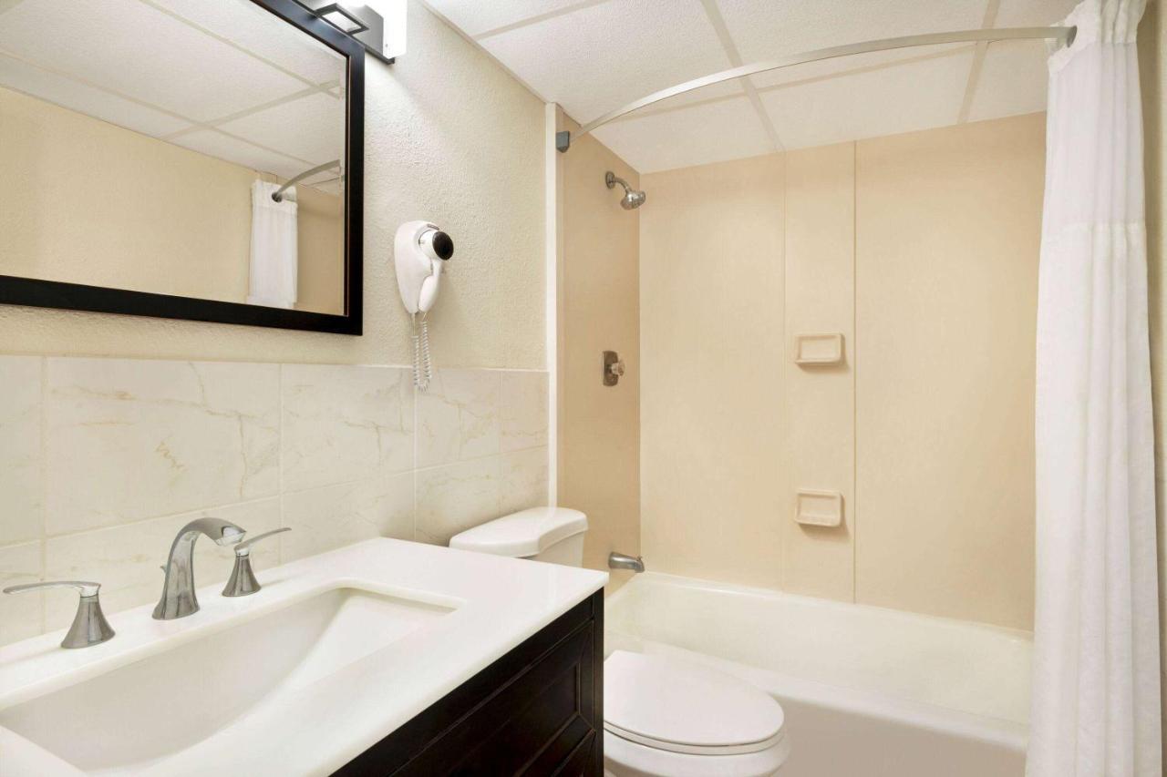 Two-Bedroom Suite One Queen Two Double Beds Non-Smoking,1319068165:JPEG