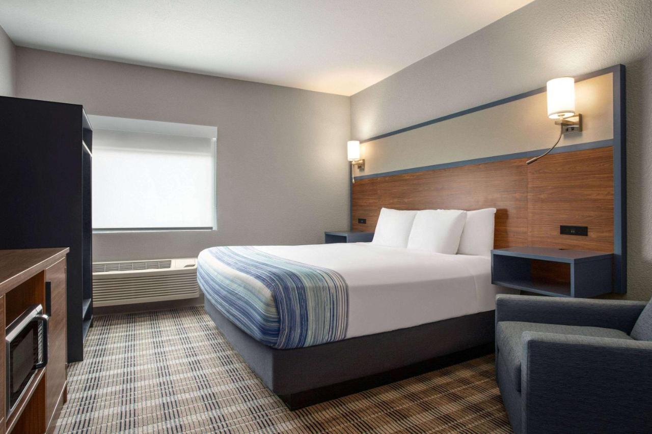 1 King Bed, Mobility Accessible Room, Bathtub w/ Grab Bars, Non-Smoking,1294034584:JPEG