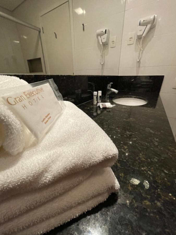Quarto com 2 Camas de Solteiro