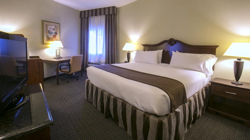 Standard King Room with Mobility Accessible Tub