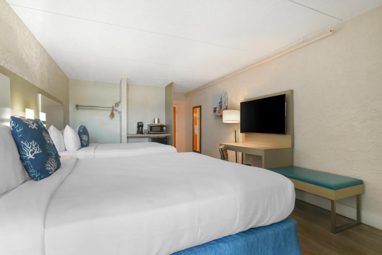 Queen Room with Two Queen Beds and Harbor View - Non-Smoking,1328022065:JPEG