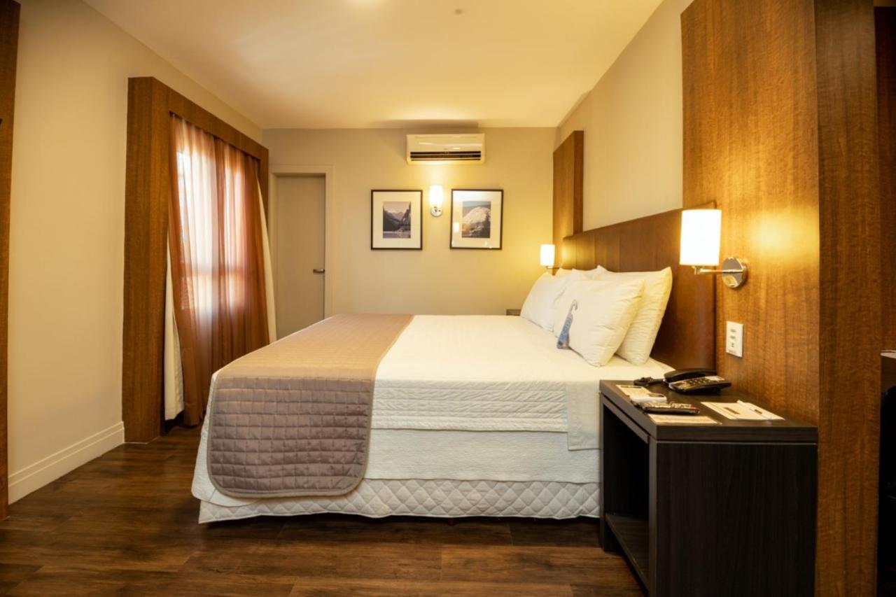 Quarto Luxo com Cama de Casal