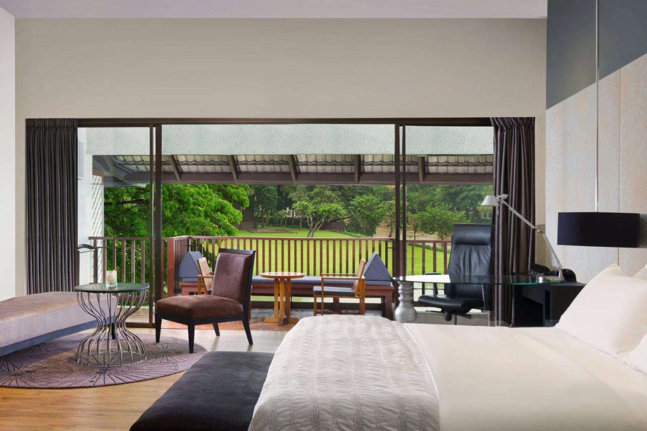 Grande Deluxe Zimmer mit Kingsize-Bett, Poolblick und Balkon