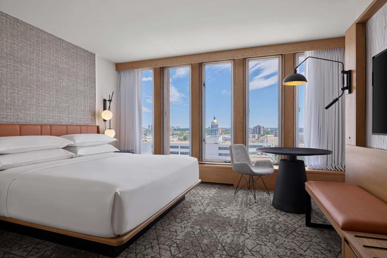 Deluxe King Room City View,1517085811:JPEG