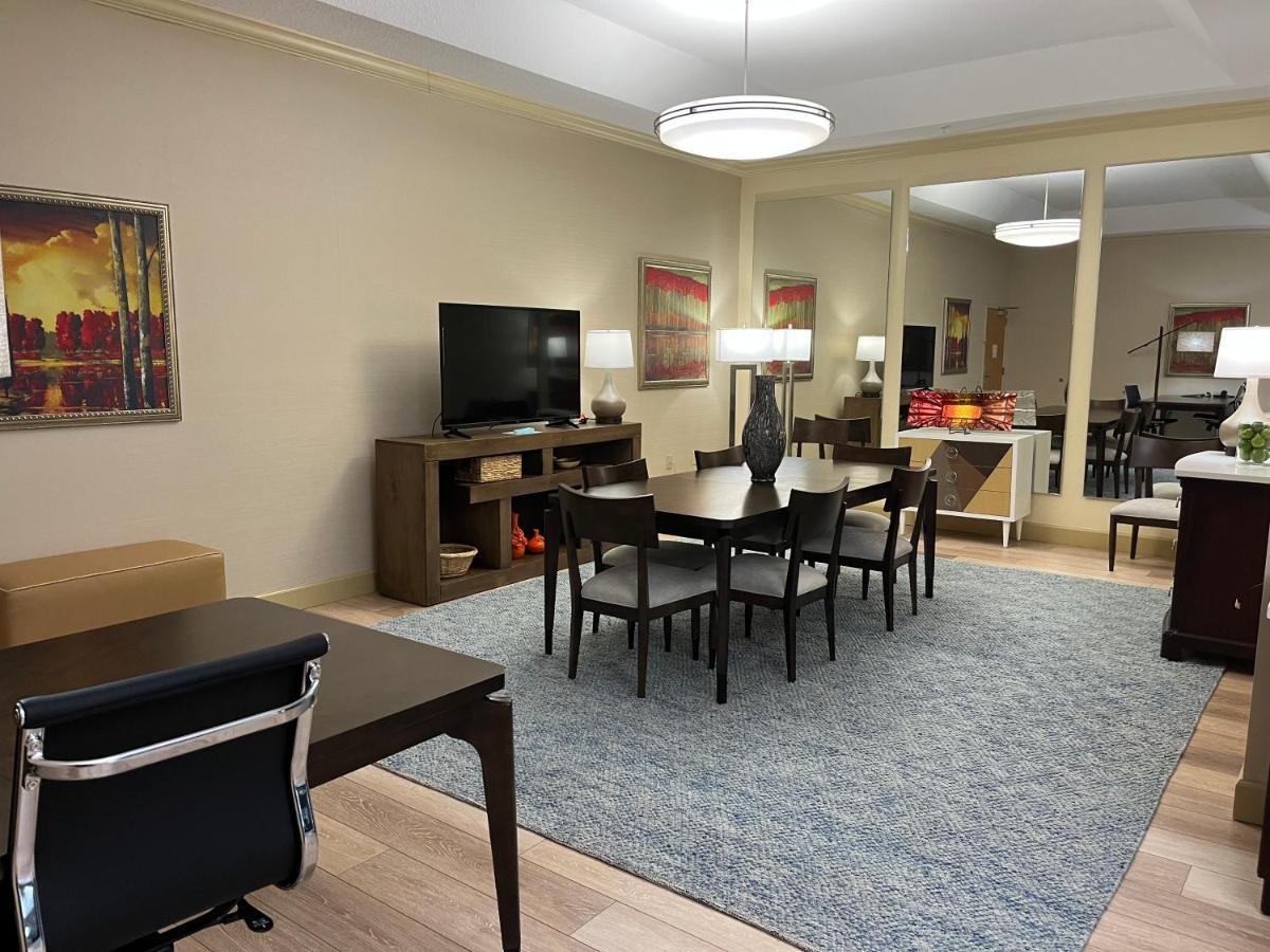 Presidential King Suite with Roll-in Shower - Mobility and Hearing Access/Non-Smoking