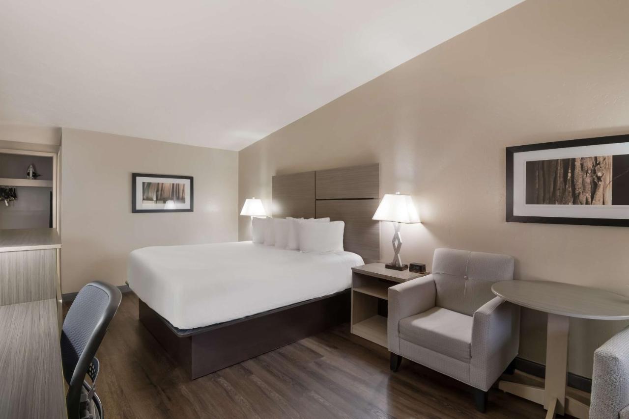 King Room with Balcony - Non-Smoking,1356969773:JPEG