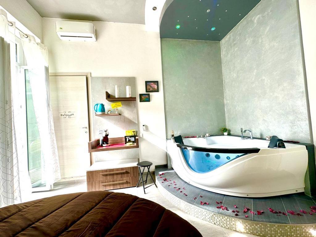 Doppelzimmer mit Whirlpool-Badewanne