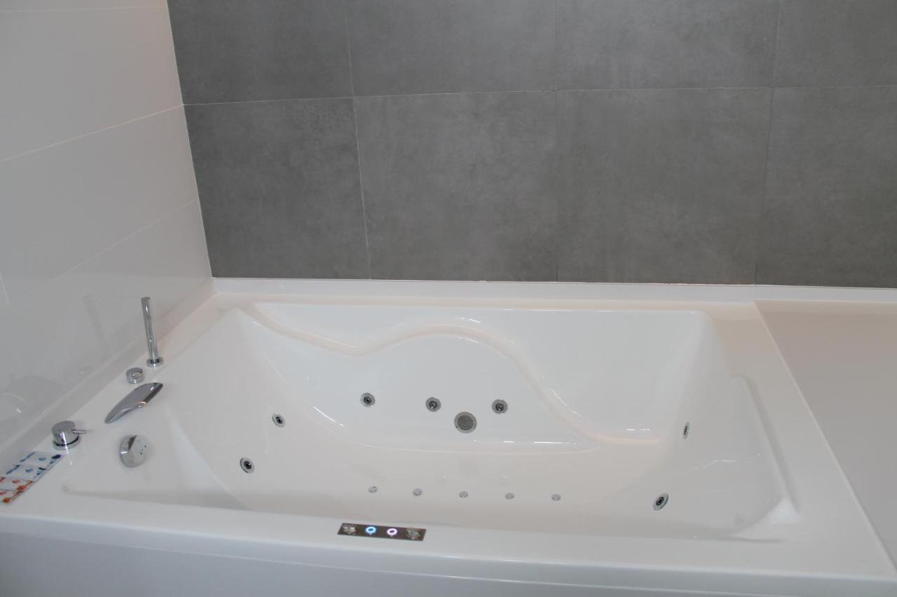 Deluxe Suite Spa Bath,1373453918:JPEG