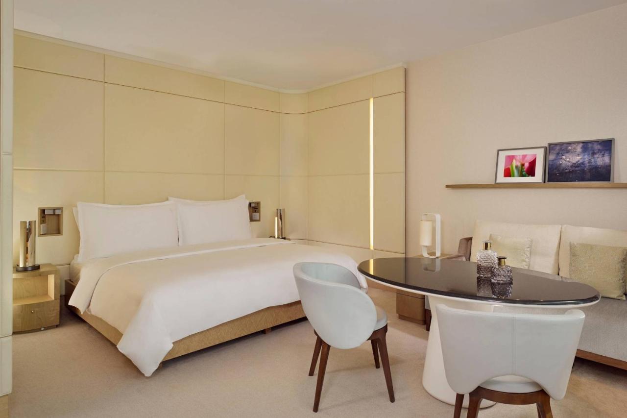 Zimmer mit Kingsize-Bett und Balkon