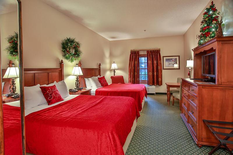Two Queen Beds (No Balcony)