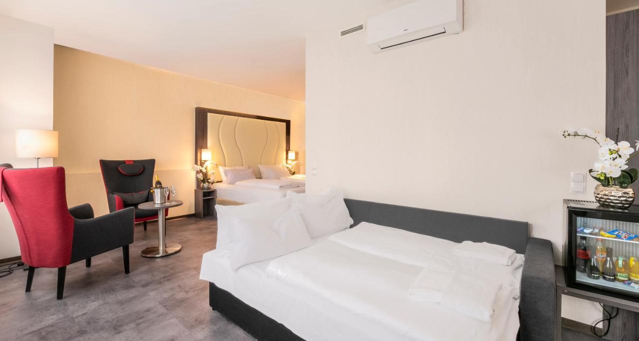 Junior Suite mit 1 Schlafzimmer mit 1 Doppelbett und 1 Einzelbett – Schlafsofa