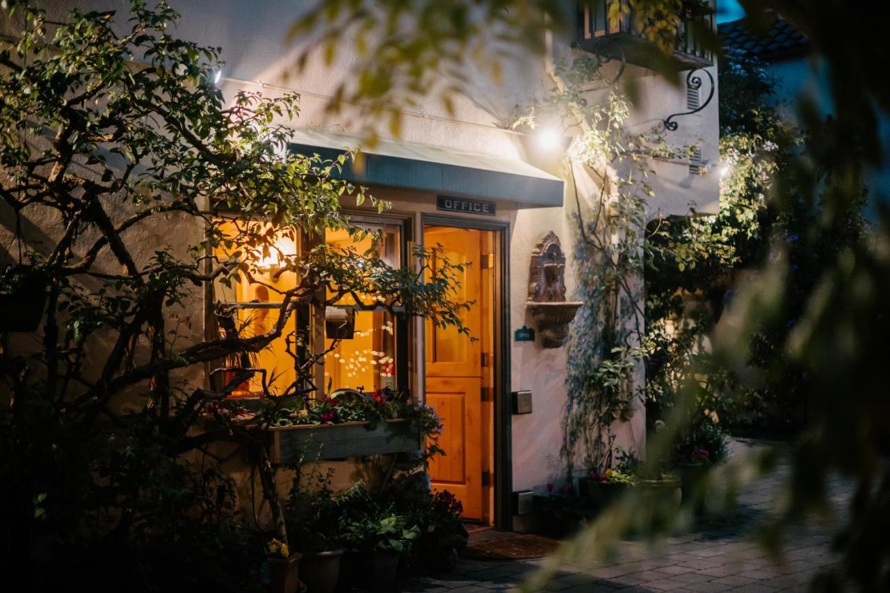 Street Facing Queen Suite (Dog Friendly)