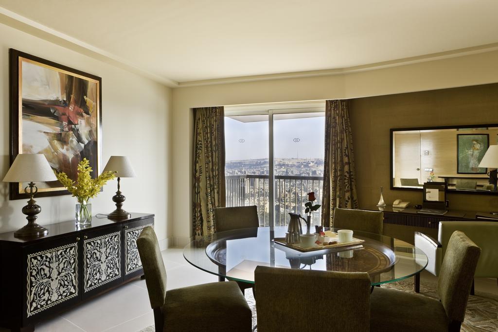 Opera Suite mit Kingsize-Bett und Panoramablick auf den Nil