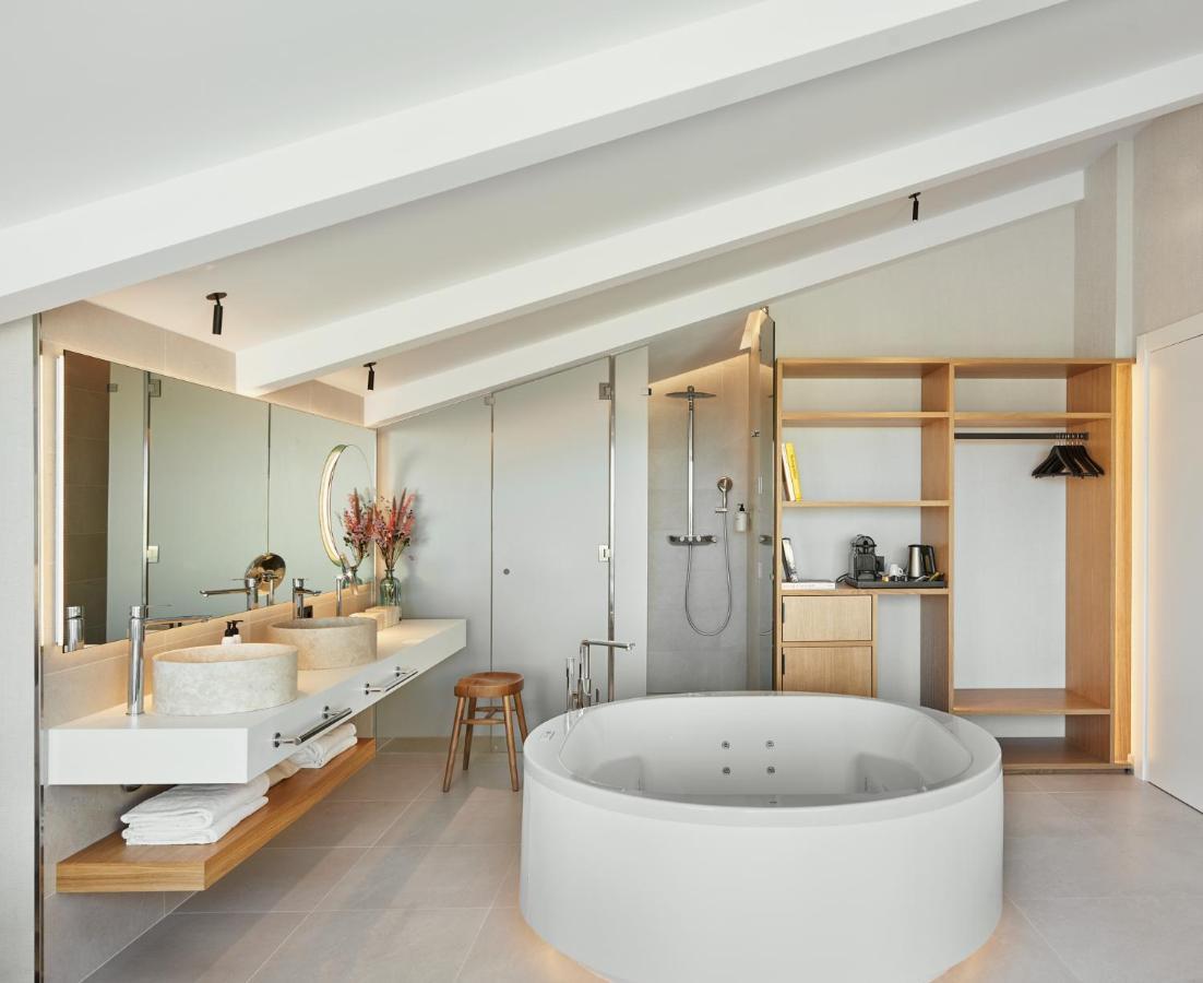 Suite Spa Bath,1425250689:JPEG