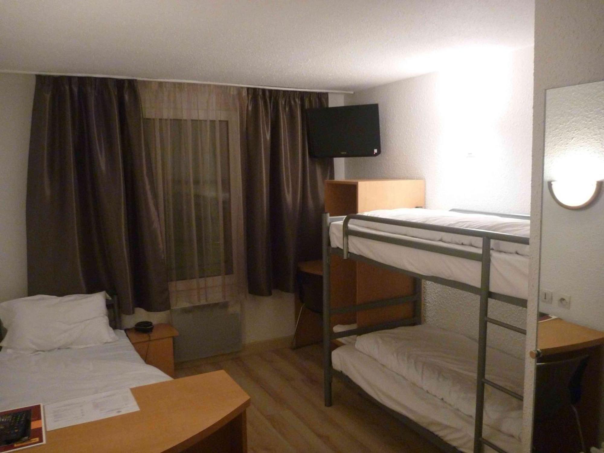 Chambre Triple avec 1 Lit Simple et 2 Lits Superposés