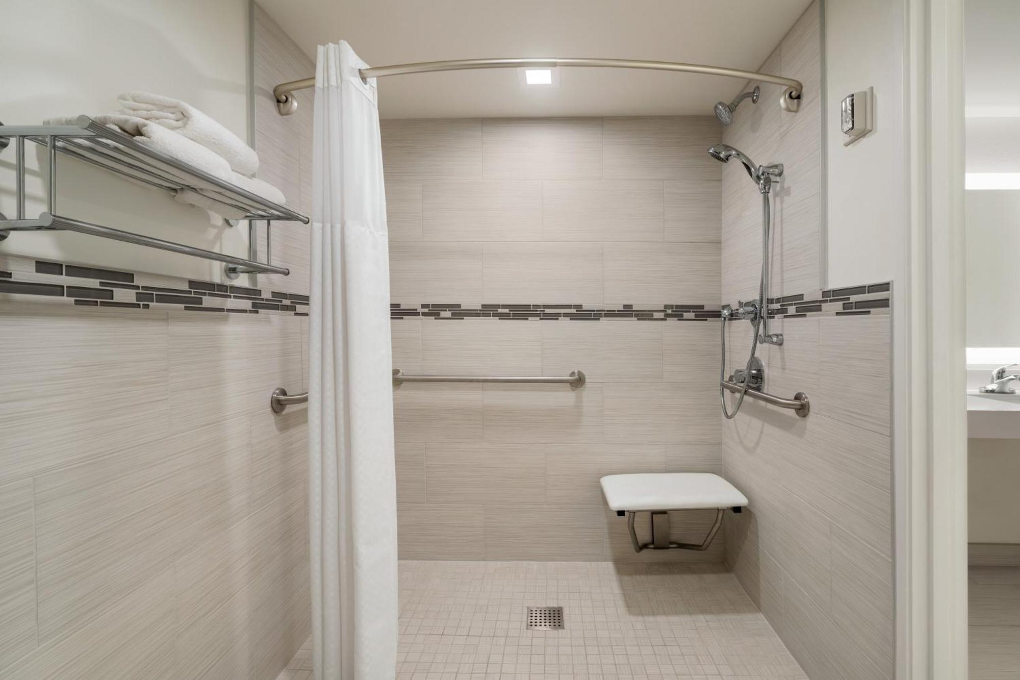 Chambre Lit King-Size avec Douche Accessible en Fauteuil Roulant - Accessible aux Personnes à Mobilité Réduite - Non-Fumeurs