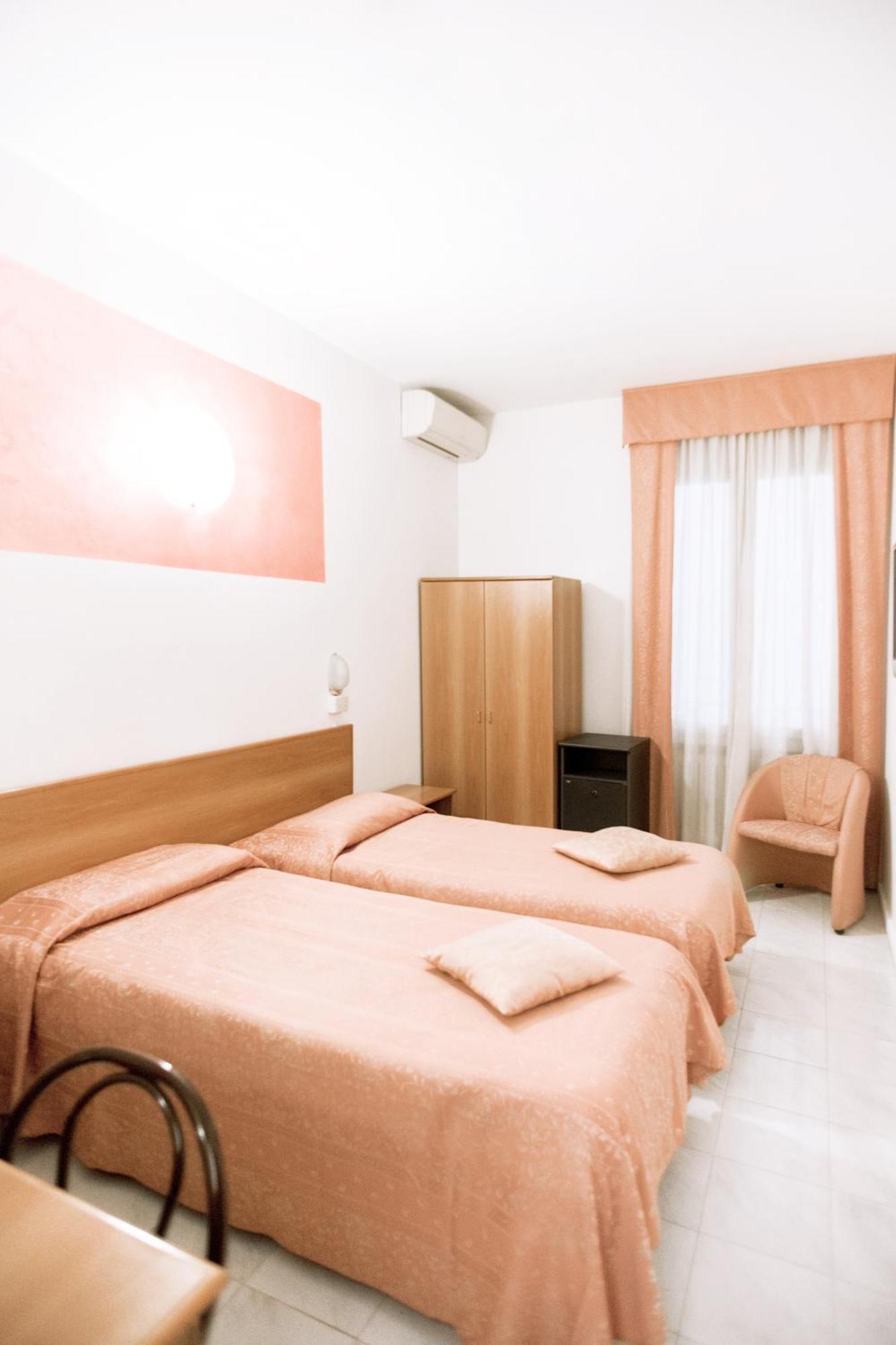 Twin Room,1446814570:JPEG