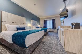 Queen Room with Two Queen Beds and Mountain View - Fireplace/Non-Smoking,1596123086:JPEG