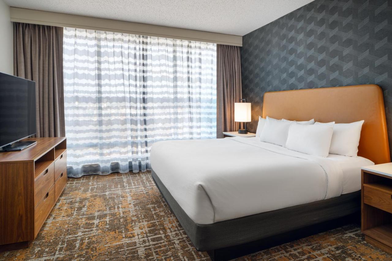 One-Bedroom King Suite - Hearing Access/Non-Smoking