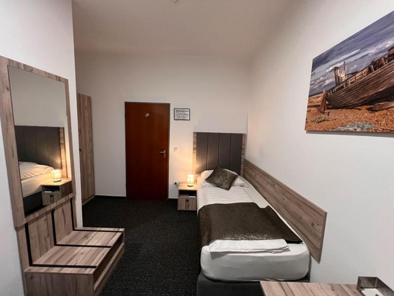 Single Room,1498828900:JPEG