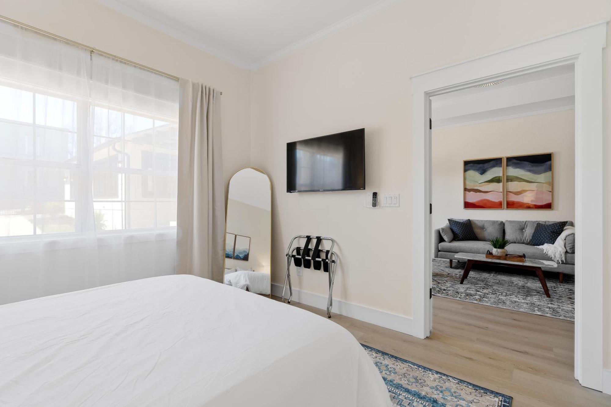Deluxe Queen Suite