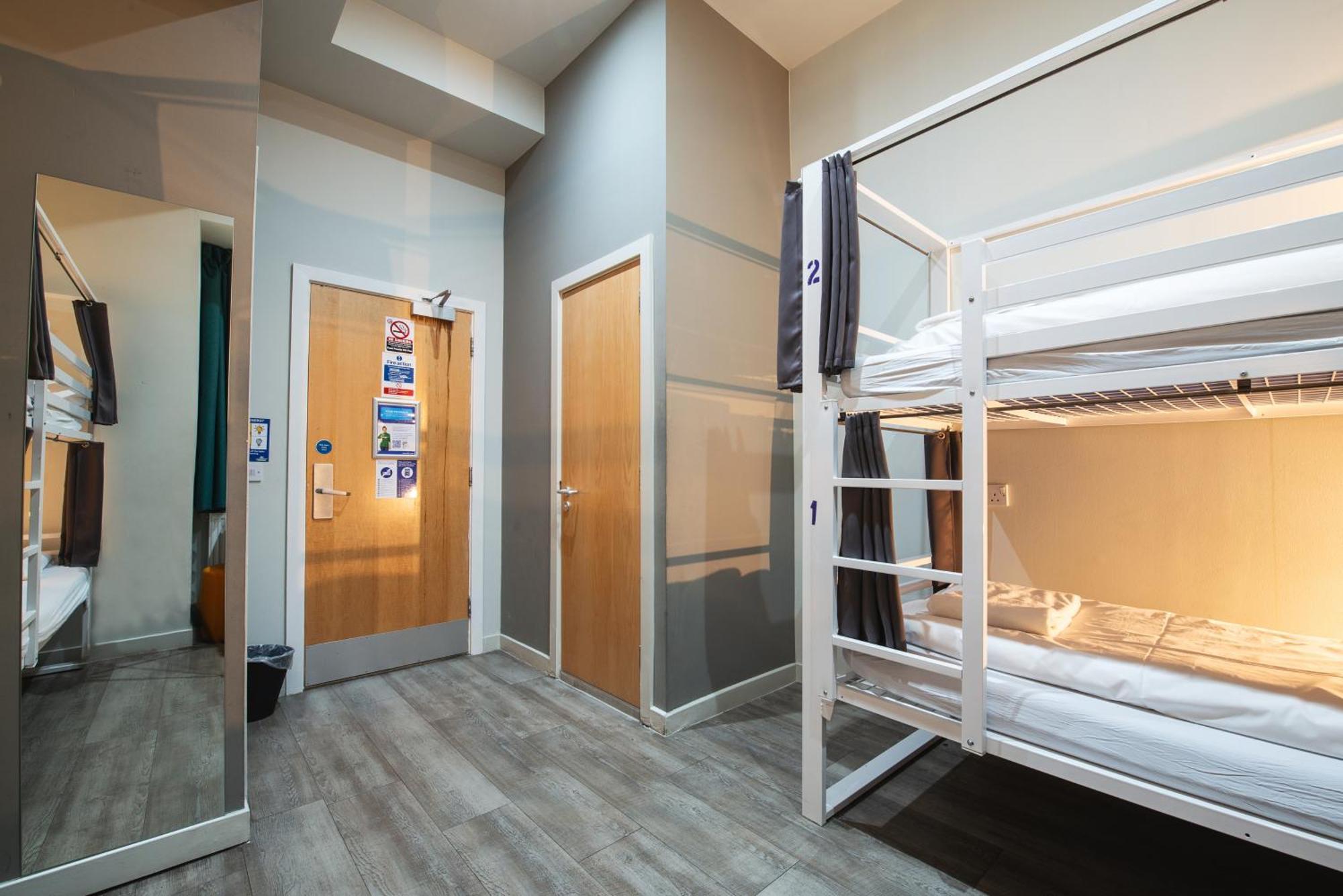 Cama en habitación compartida con 4 camas