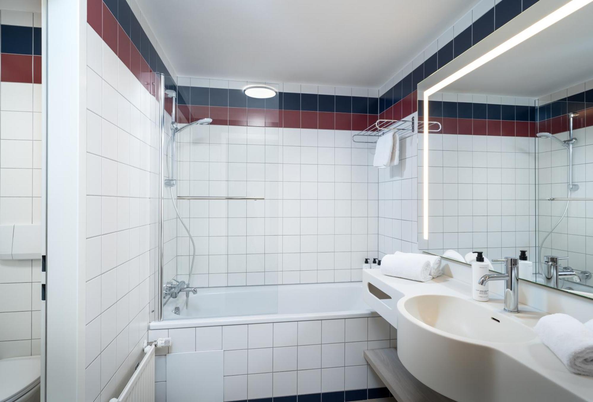 Standard Doppelzimmer mit Wanne und Dusche