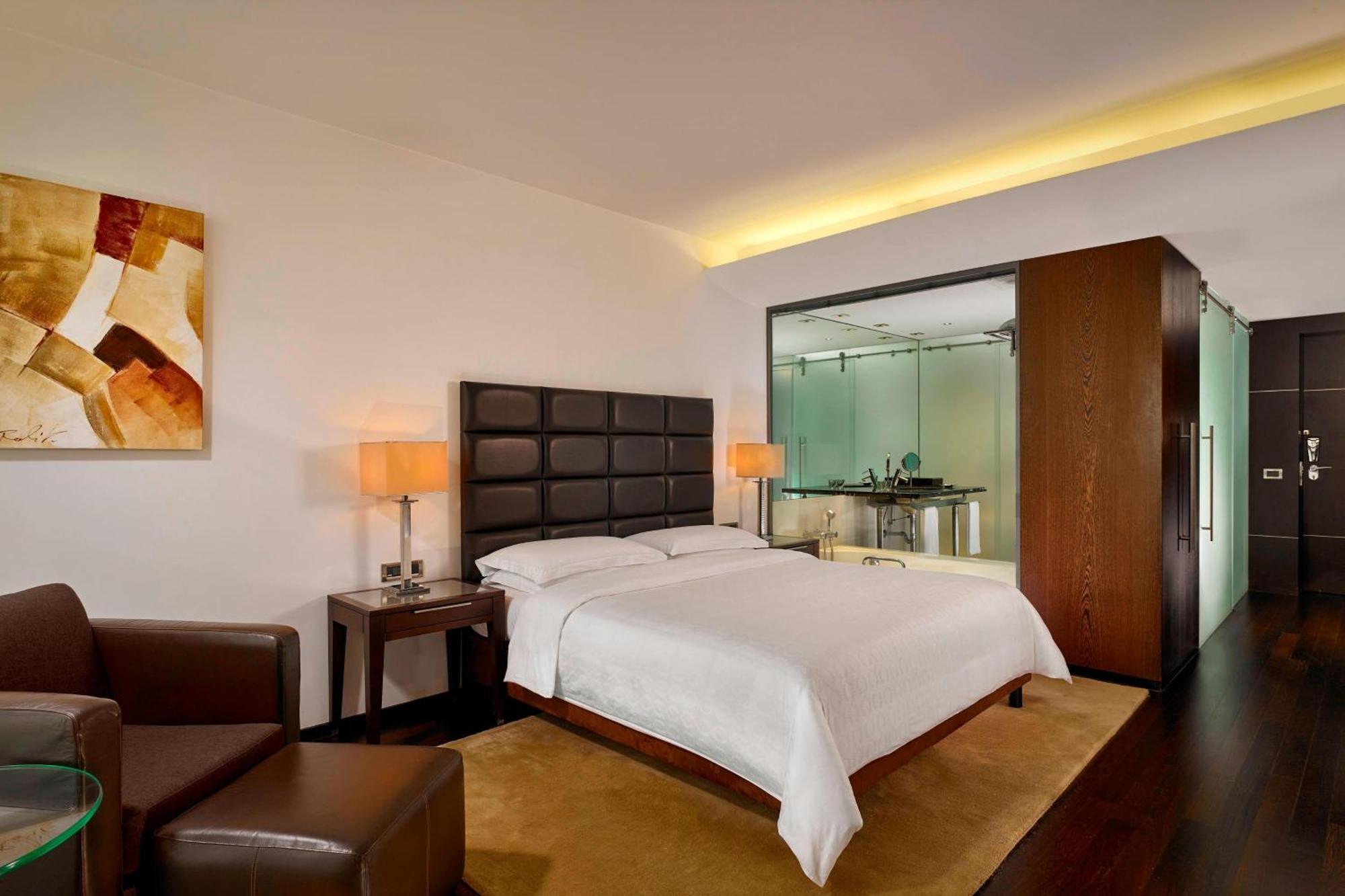 Habitación Club con cama grande y acceso al club lounge y al spa