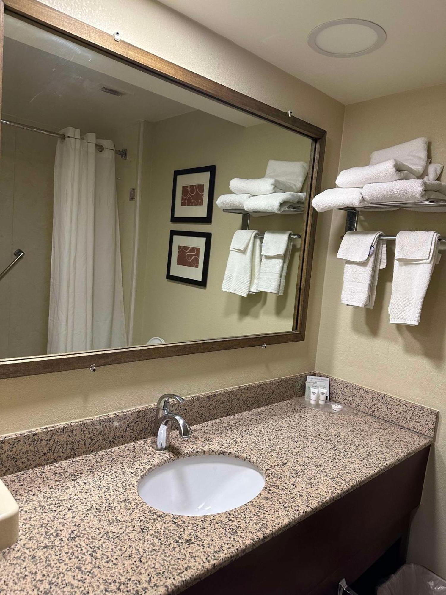 Queen Suite with Two Queen Beds and Sofa Bed - Mountain View/Non-Smoking