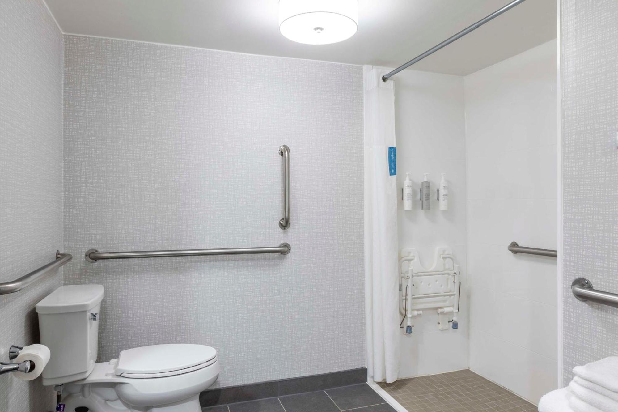 King Room Roll Shower Mobility Access or Non-Smoking,1706678434:JPEG