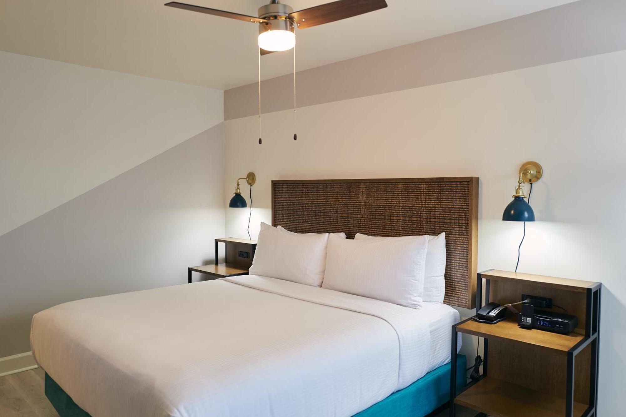 King Room with Roll-In Shower - Disability Access,1532117443:JPEG