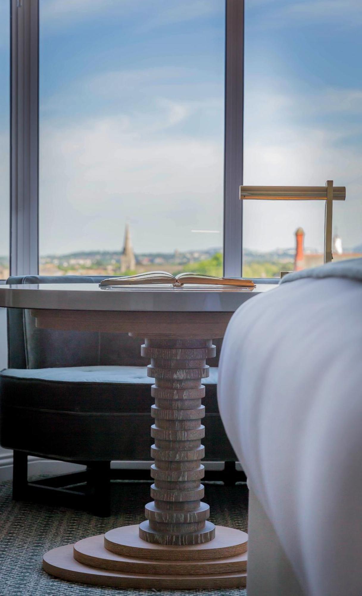 Premier Zimmer mit Kingsize-Bett und Blick
