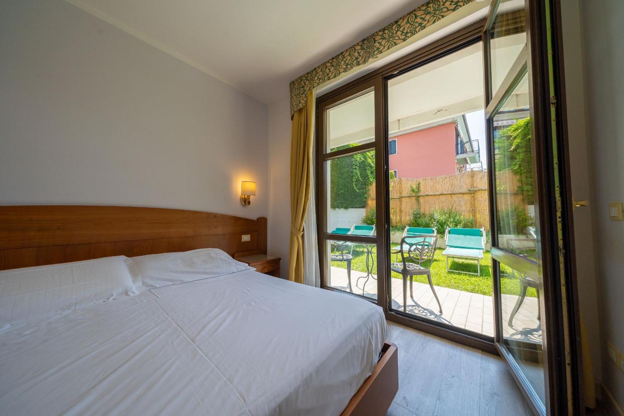 Superior Double or Twin Room with Garden View,239885057:JPEG