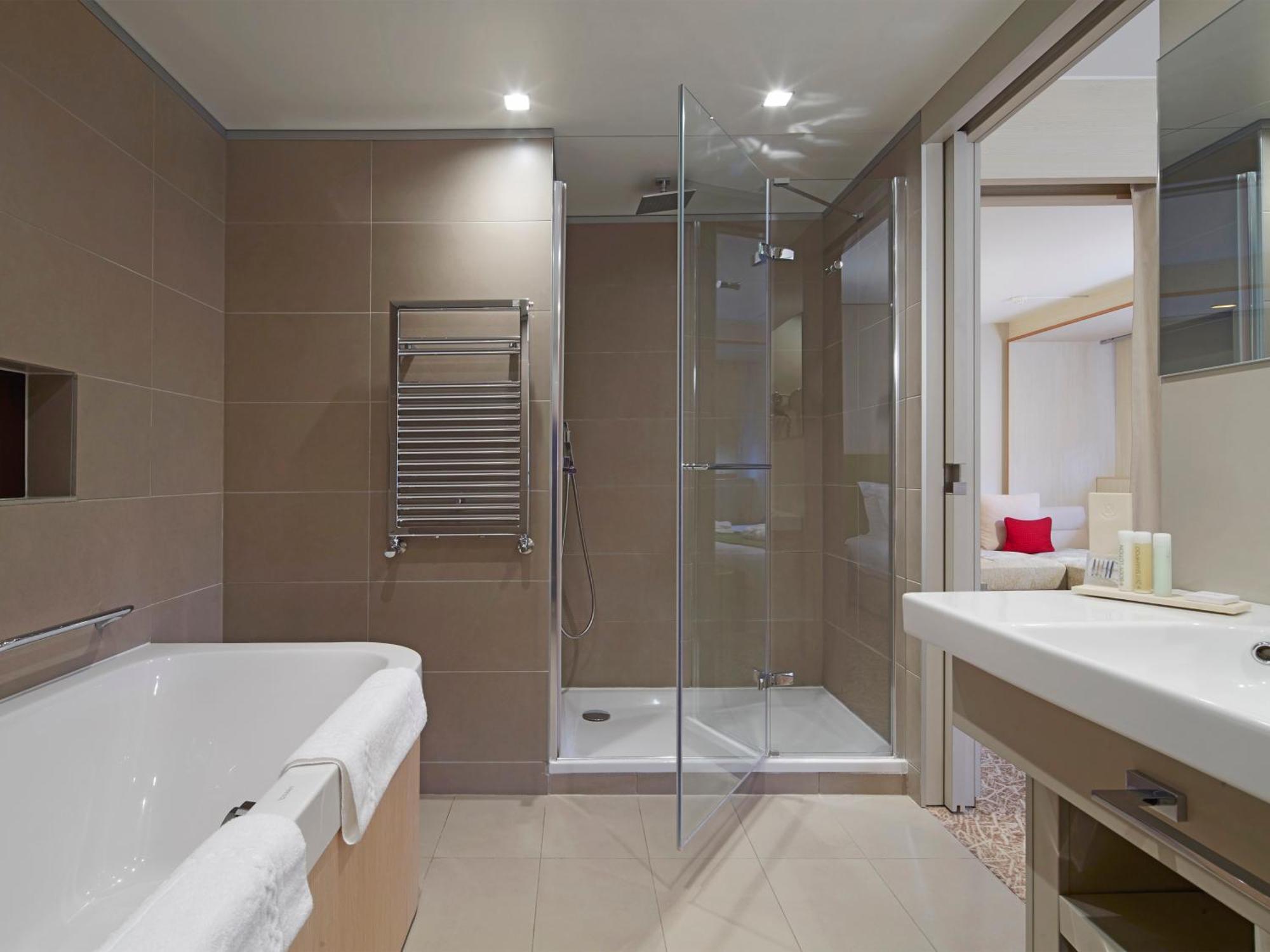 Suite 2 Chambres de 50 M² avec 1 Lit King-Size, 2 Lits Simples, Baignoire et Connexion Wi-Fi Gratuite