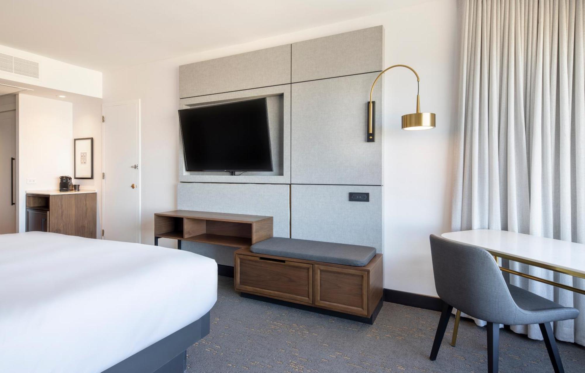 Zimmer mit 1 Kingsize-Bett und Bergblick