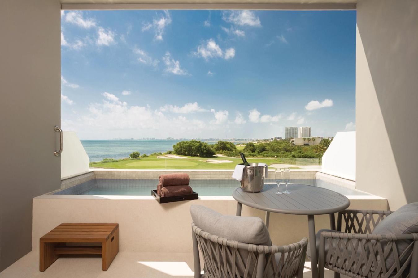 Preferred Club Deluxe Ocean View Plunge Pool 2 Queens,1539829246:JPEG