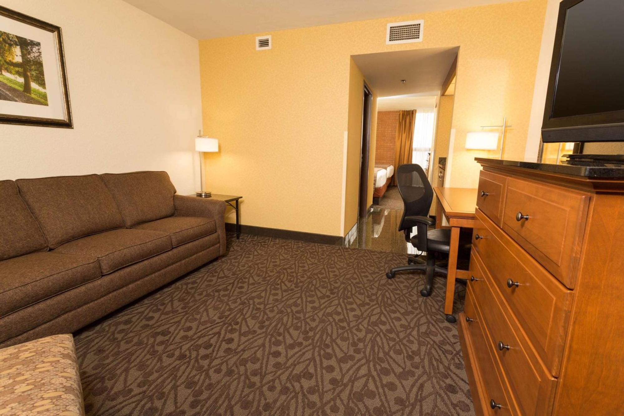 Queen Suite with Sofa Bed,1539974464:JPEG