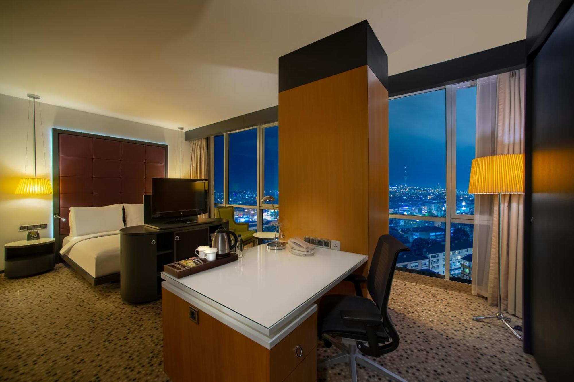Zimmer mit Kingsize-Bett und Stadtblick