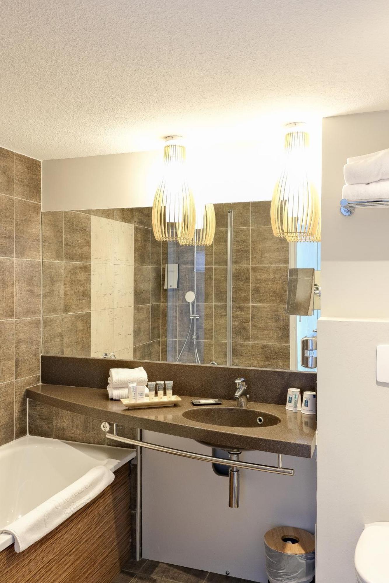 Chambre Triple avec Canapé - Vue Latérale sur Jardin