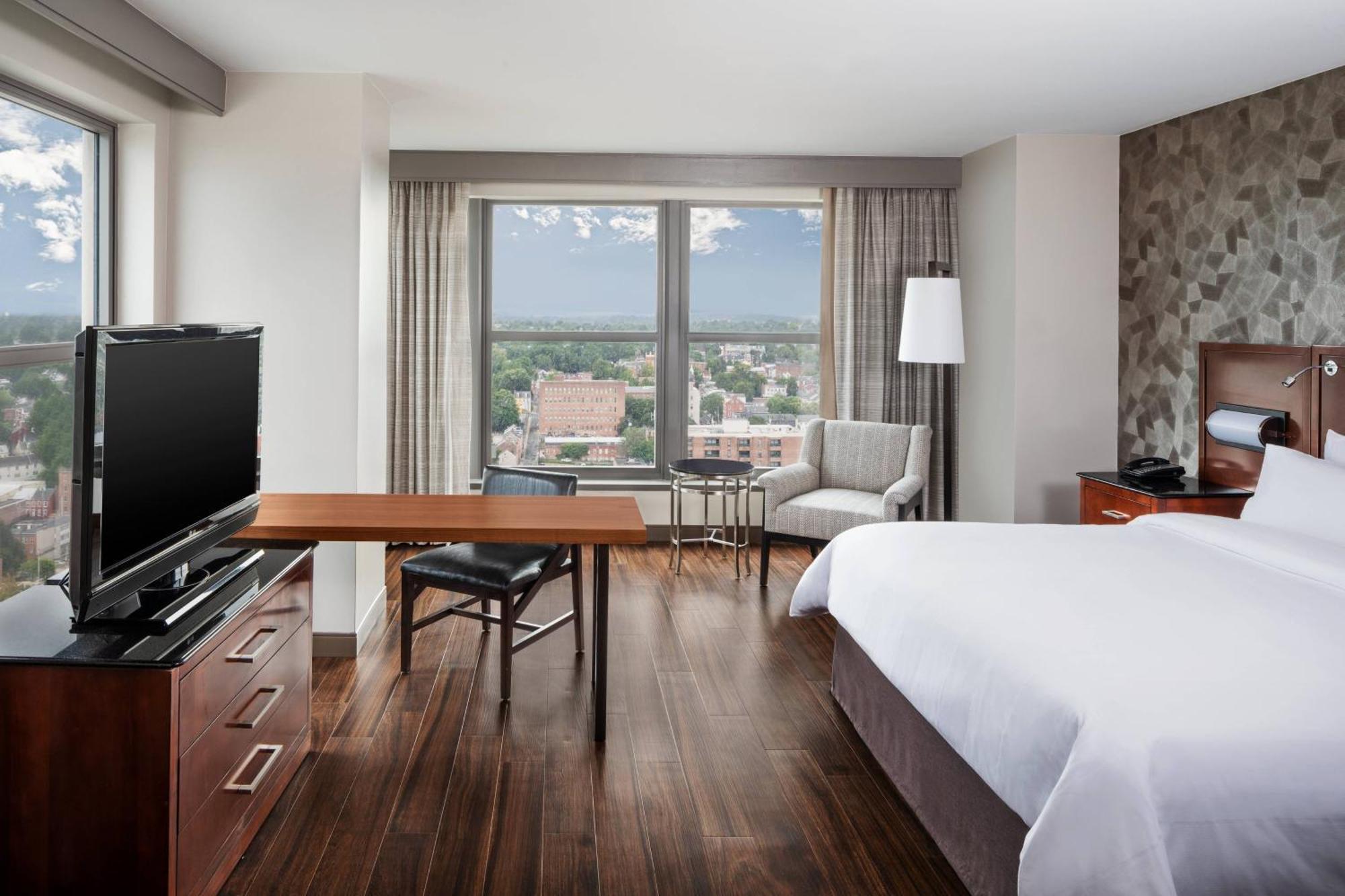 Deluxe West Corner King, Larger Guest room, 1 King,1548611002:JPEG