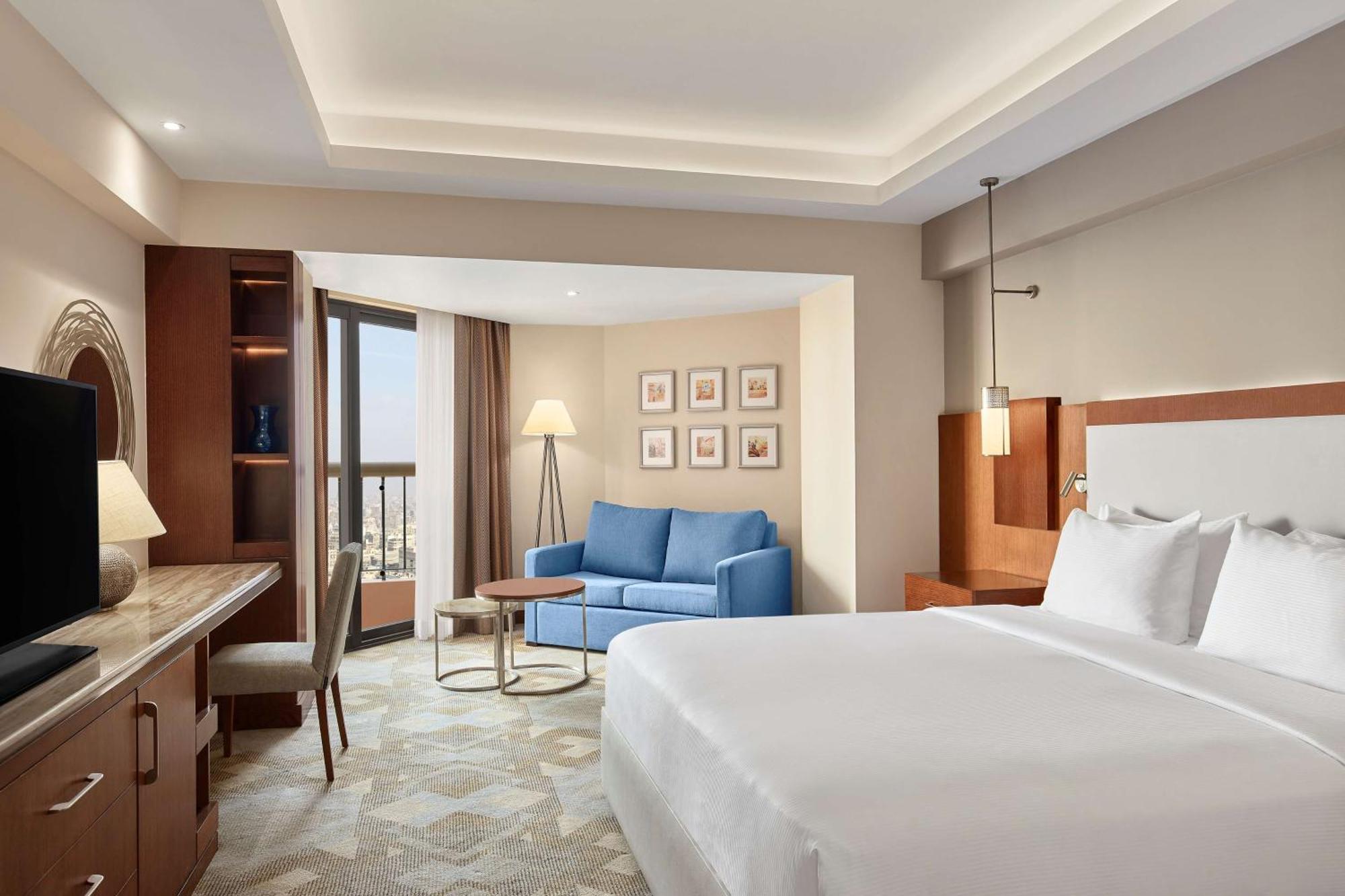 Executive Zimmer mit Kingsize-Bett und Stadtblick