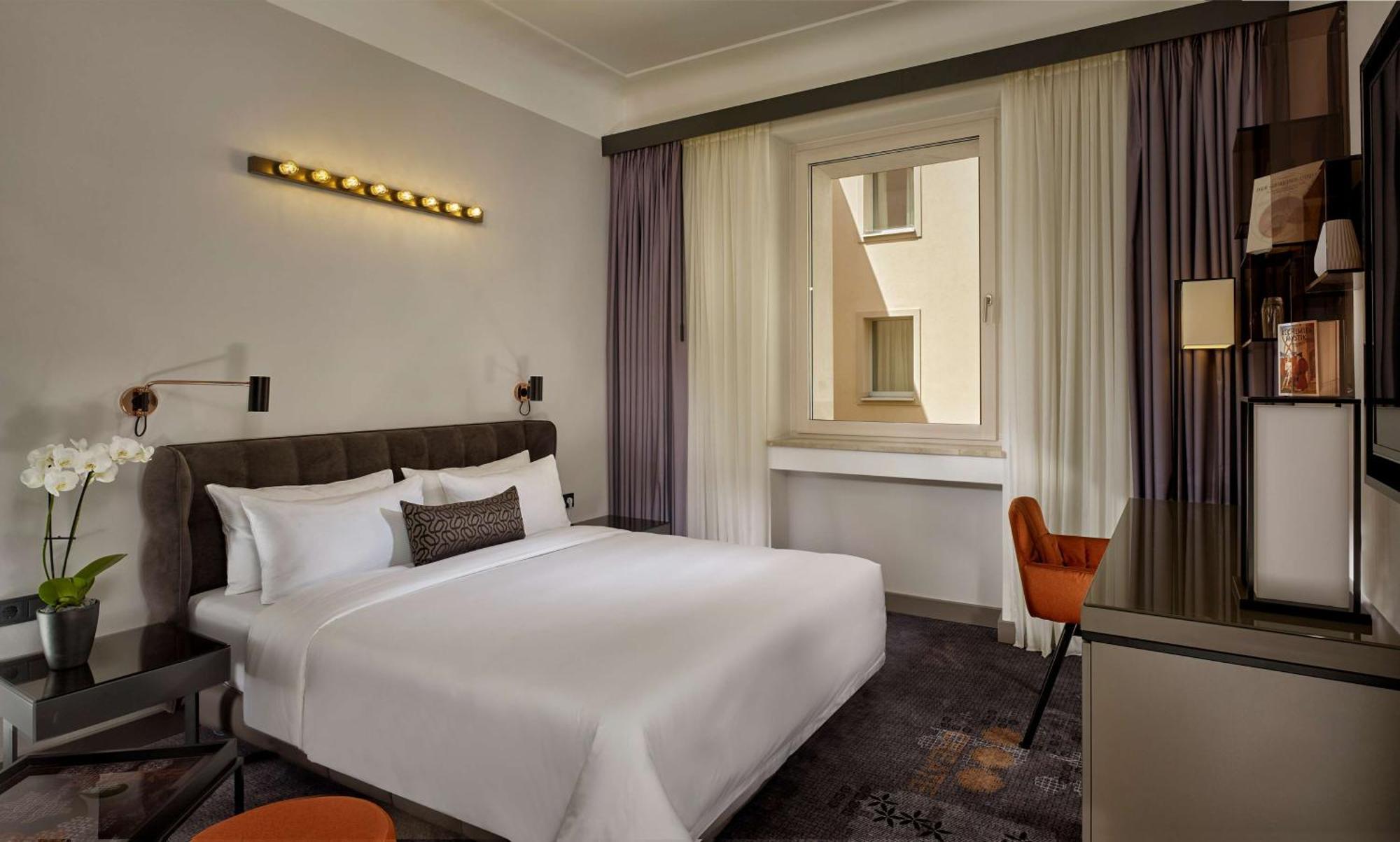 Superior Queen Room with Atrium View,1549777855:JPEG