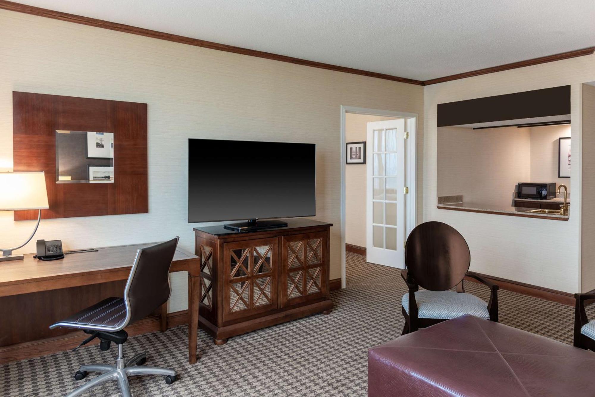 Deluxe King Suite - Non-Smoking
