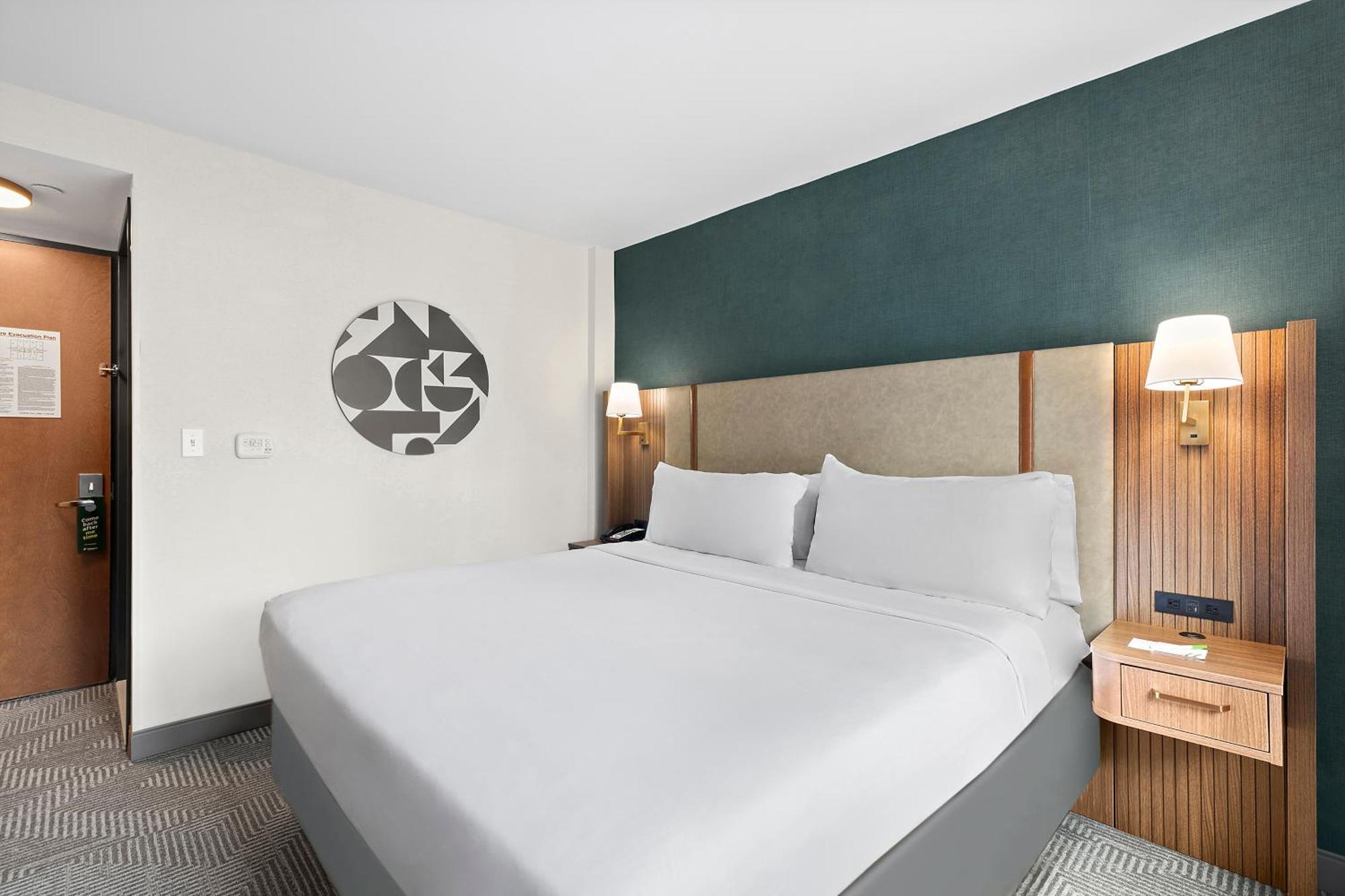 Quarto Standard com Cama Queen-size e Chuveiro Acessível a Cadeirantes com Acesso a Comunicações