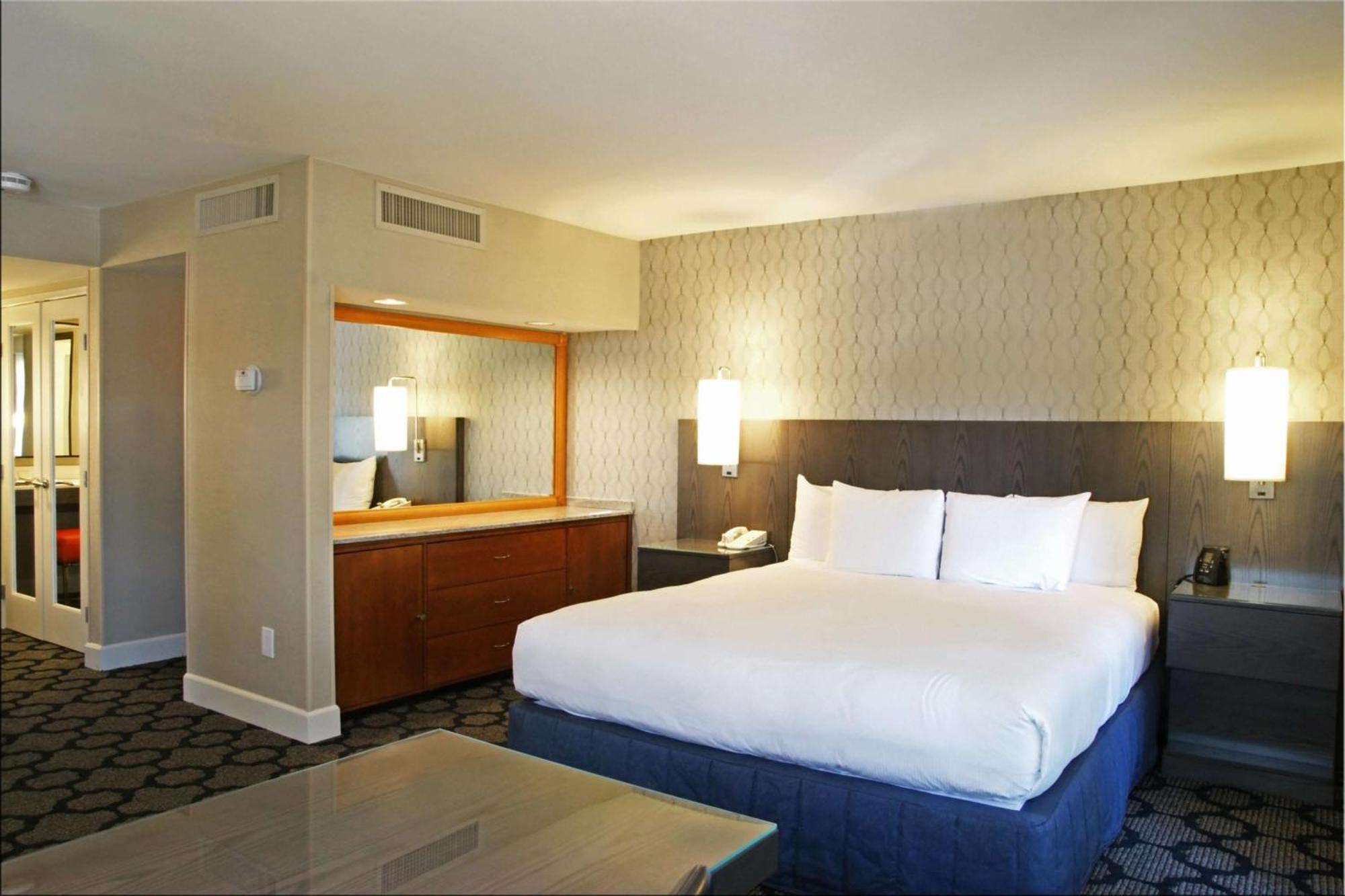Junior Suite with Pool View (No Resort Fees),1551309625:JPEG